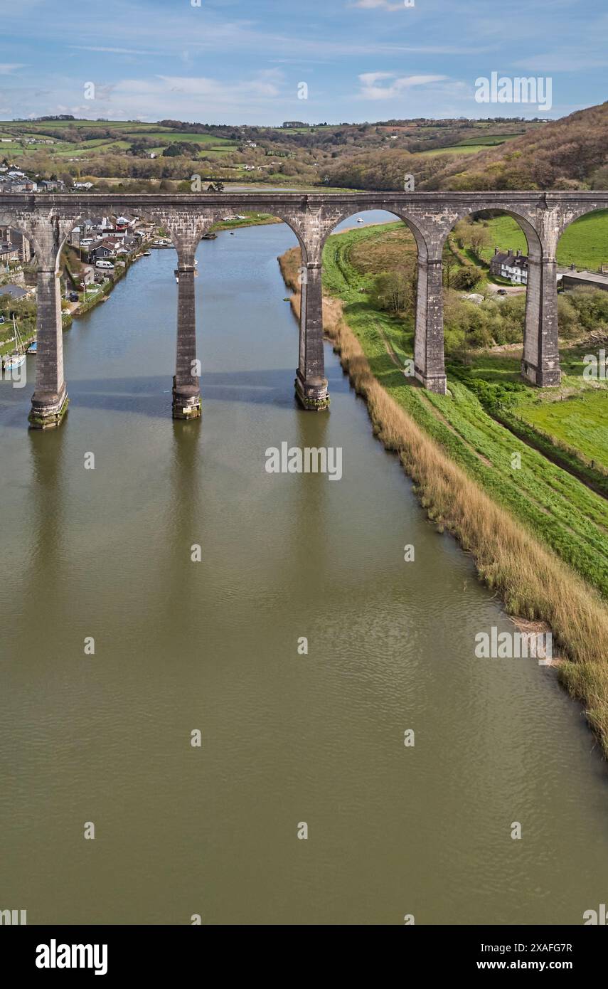 Una vista aerea di un viadotto ferroviario del XIX secolo che attraversa una valle del fiume, sul fiume Tamar, a Calstock, vicino a Gunnislake, Cornovaglia, Gran Bretagna. Foto Stock