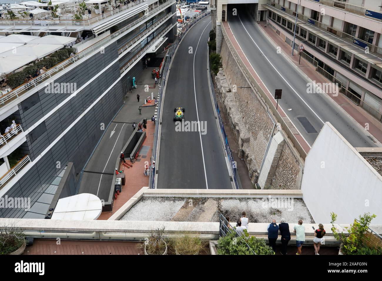 Monte Carlo, Principato di Monaco. 24 maggio 2024. Formula 1 Gran Premio di Monaco sul circuito di Monaco di Monte Carlo. Nella foto: McLaren MCL38 del team McLaren di Formula 1 su Boulevard Louis II durante la prima sessione di prove. Vista dal Jardin d'Acclimatation © Piotr Zajac/Alamy Live News Foto Stock