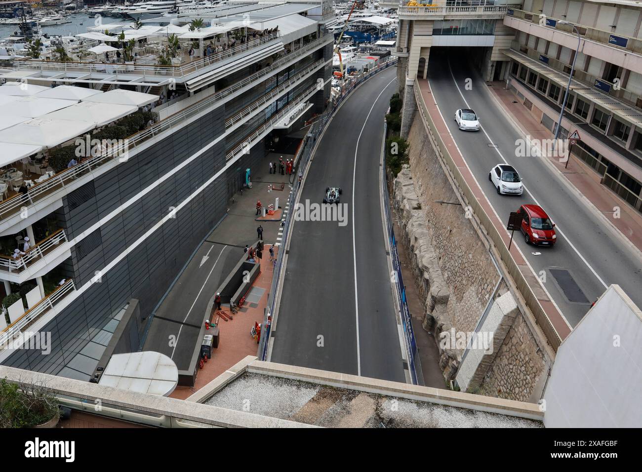 Monte Carlo, Principato di Monaco. 24 maggio 2024. Formula 1 Gran Premio di Monaco sul circuito di Monaco di Monte Carlo. Nella foto: Mercedes W15 del team Mercedes-AMG PETRONAS F1 su Boulevard Louis II durante la prima sessione di prove. Vista dal Jardin d'Acclimatation © Piotr Zajac/Alamy Live News Foto Stock