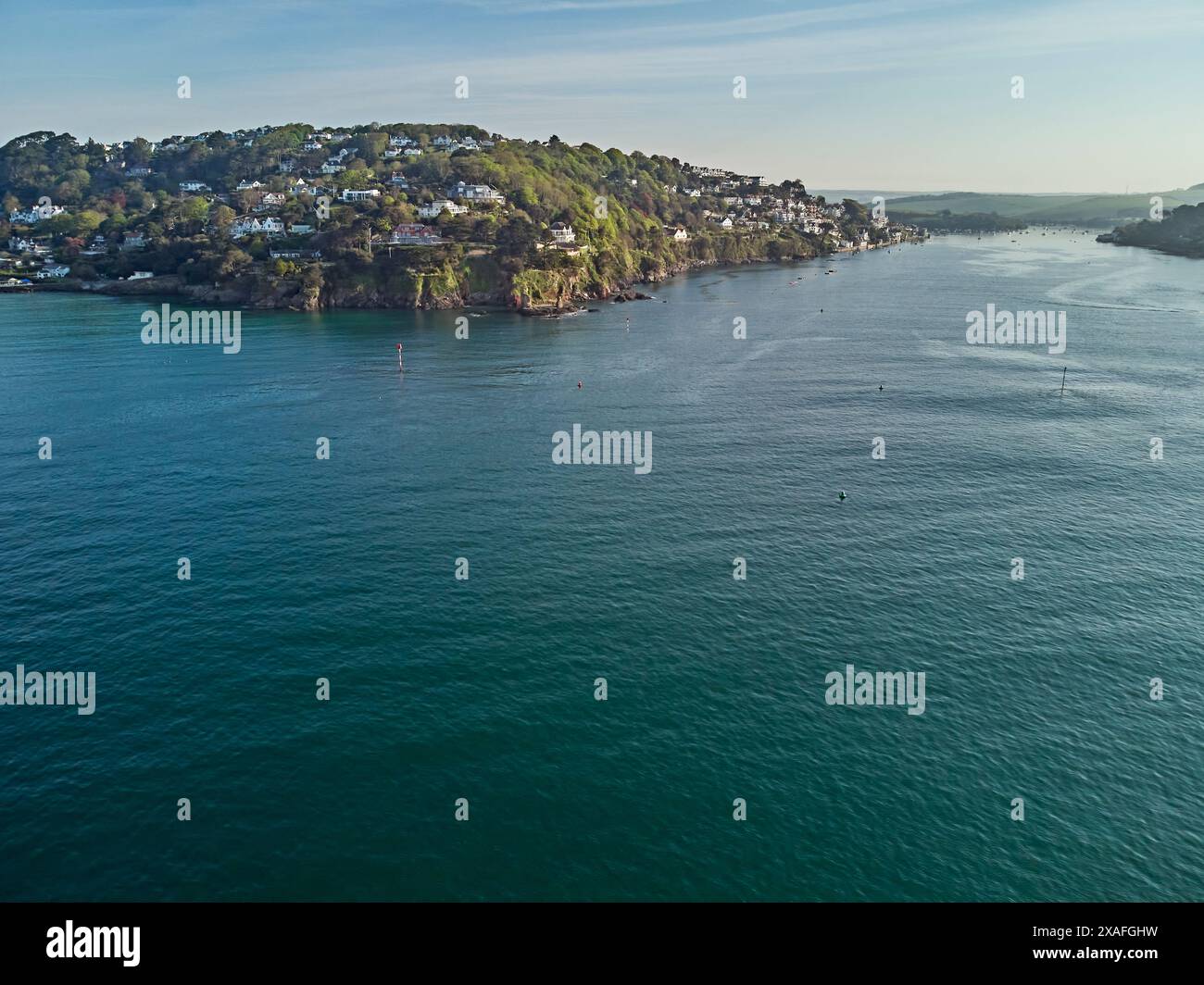 Una vista aerea dell'estuario di Kingsbridge a Salcombe la mattina presto; Devon, Inghilterra sud-occidentale, Gran Bretagna. Foto Stock