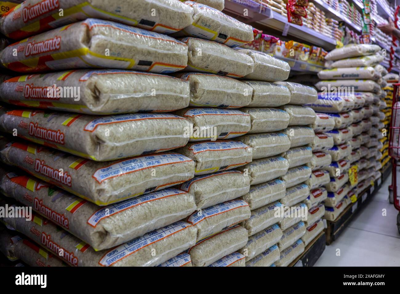 CAMPO Mourão, PR - 06.06.2024: PRATELEIRA COM ARROZ EM SUPERMERCADO - pacchetti di riso su scaffale di un supermercato. (Foto: Dirceu Portugal/Fotoarena) Foto Stock