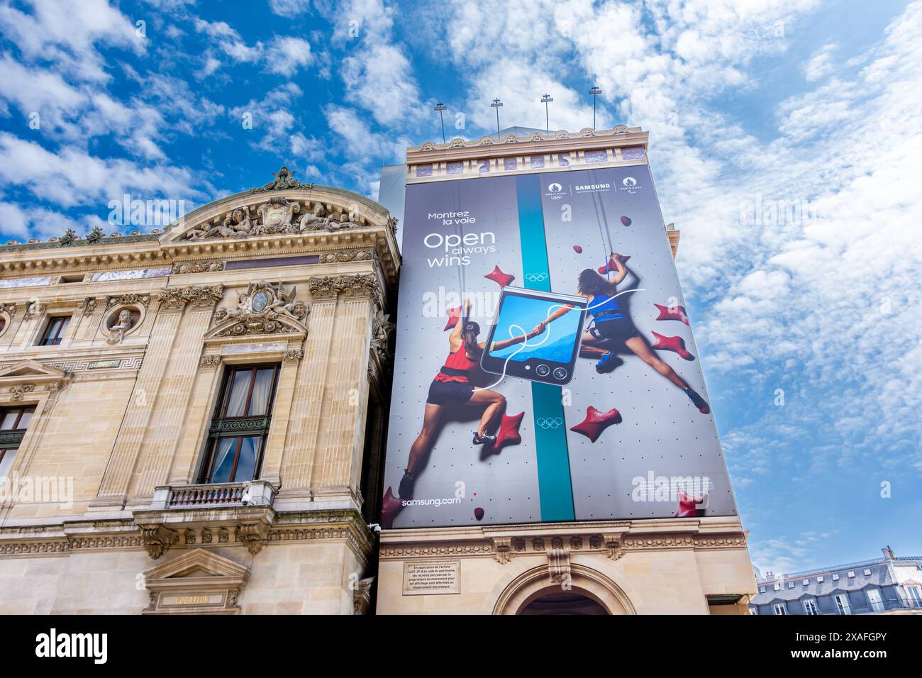 Samsung Galaxy Z Flip5 cartellone pubblicitario sui Giochi Olimpici estivi di Parigi 2024 (arrampicata) sopra l'impalcatura sulla facciata dell'Opera di Parigi Foto Stock