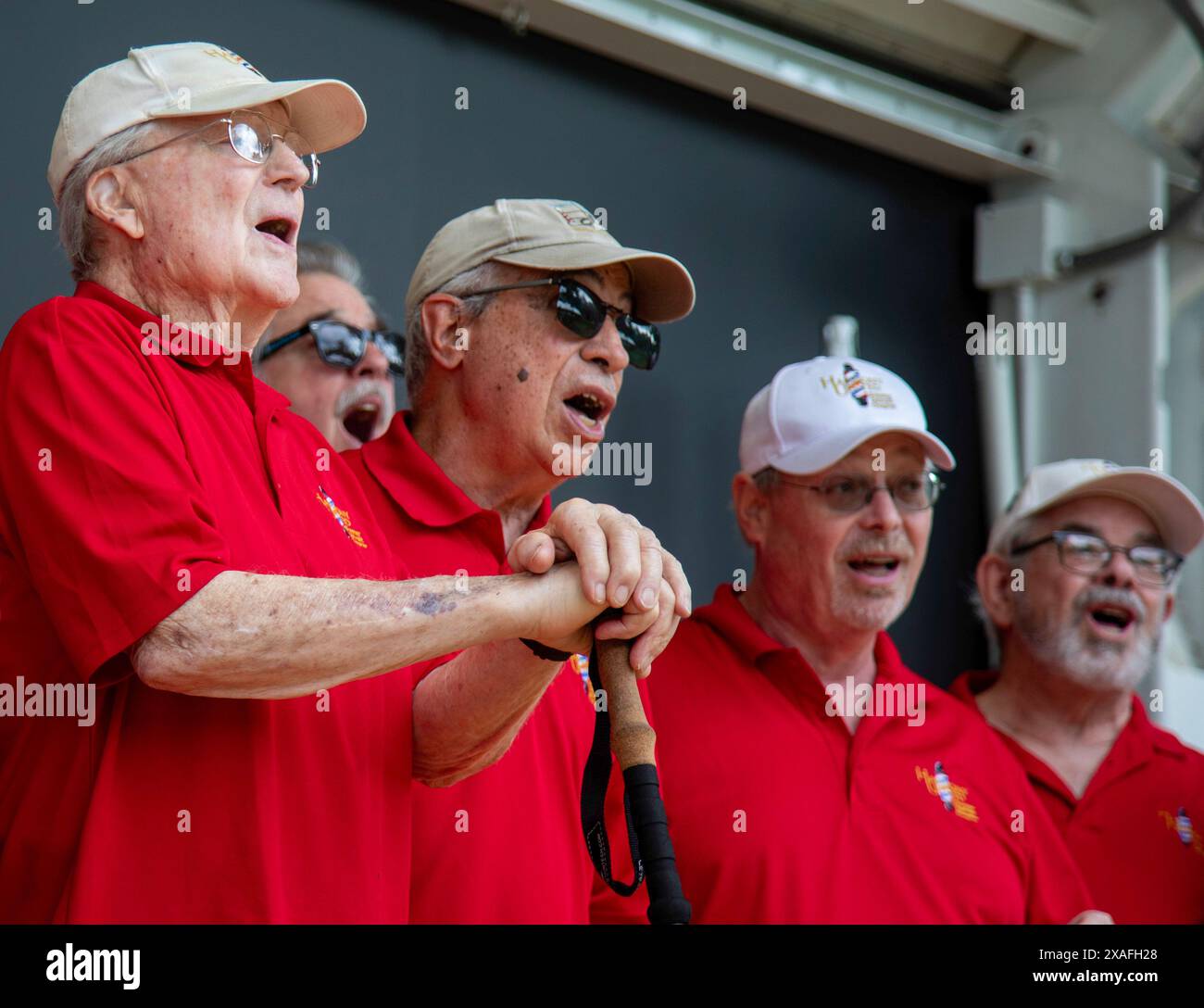 Detroit, Michigan - Men of the Harmony United Chorus si esibisce il giorno degli anziani allo zoo di Detroit. Foto Stock