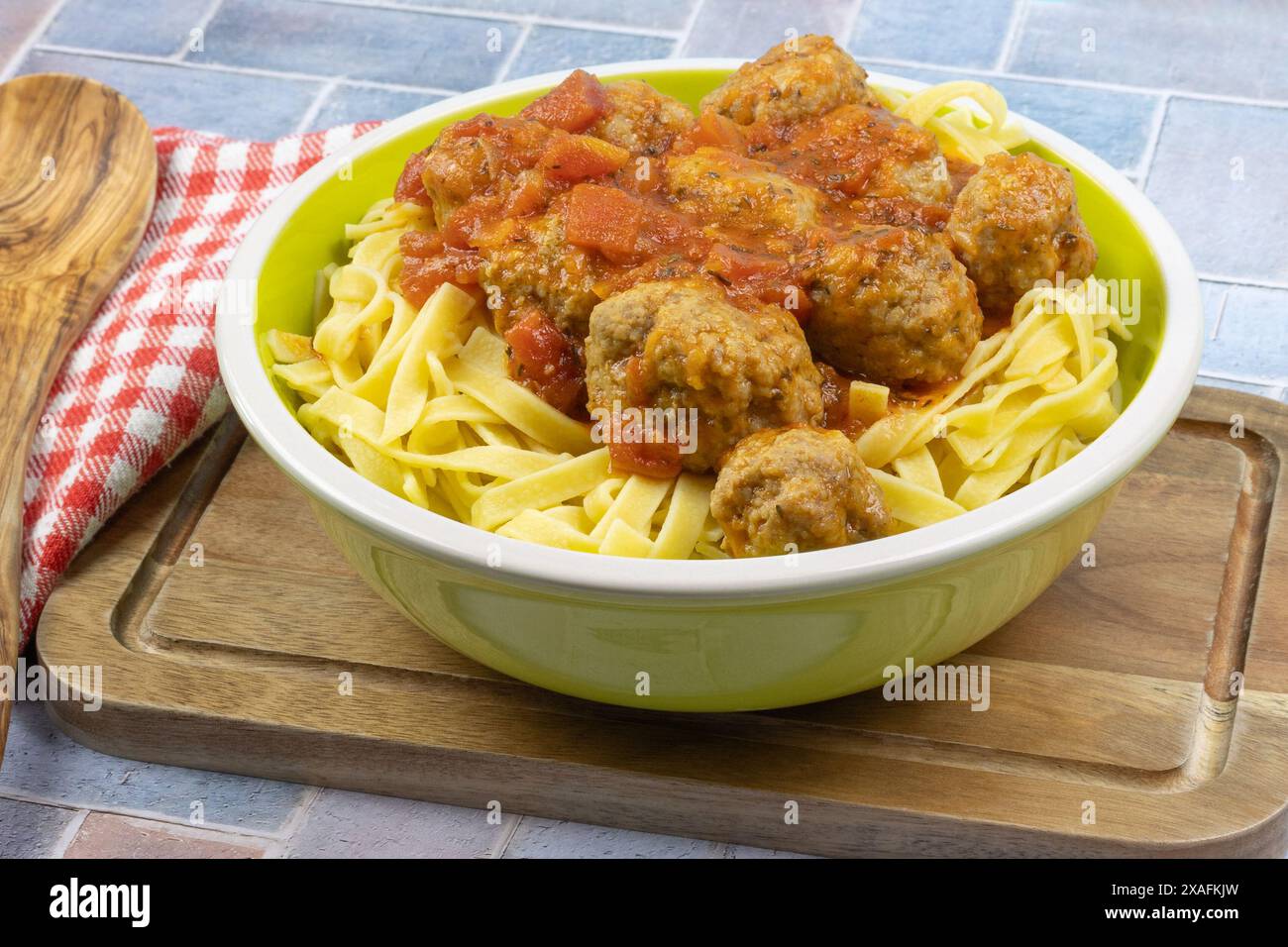 Polpette in salsa di pomodoro e tagliatelle Foto Stock