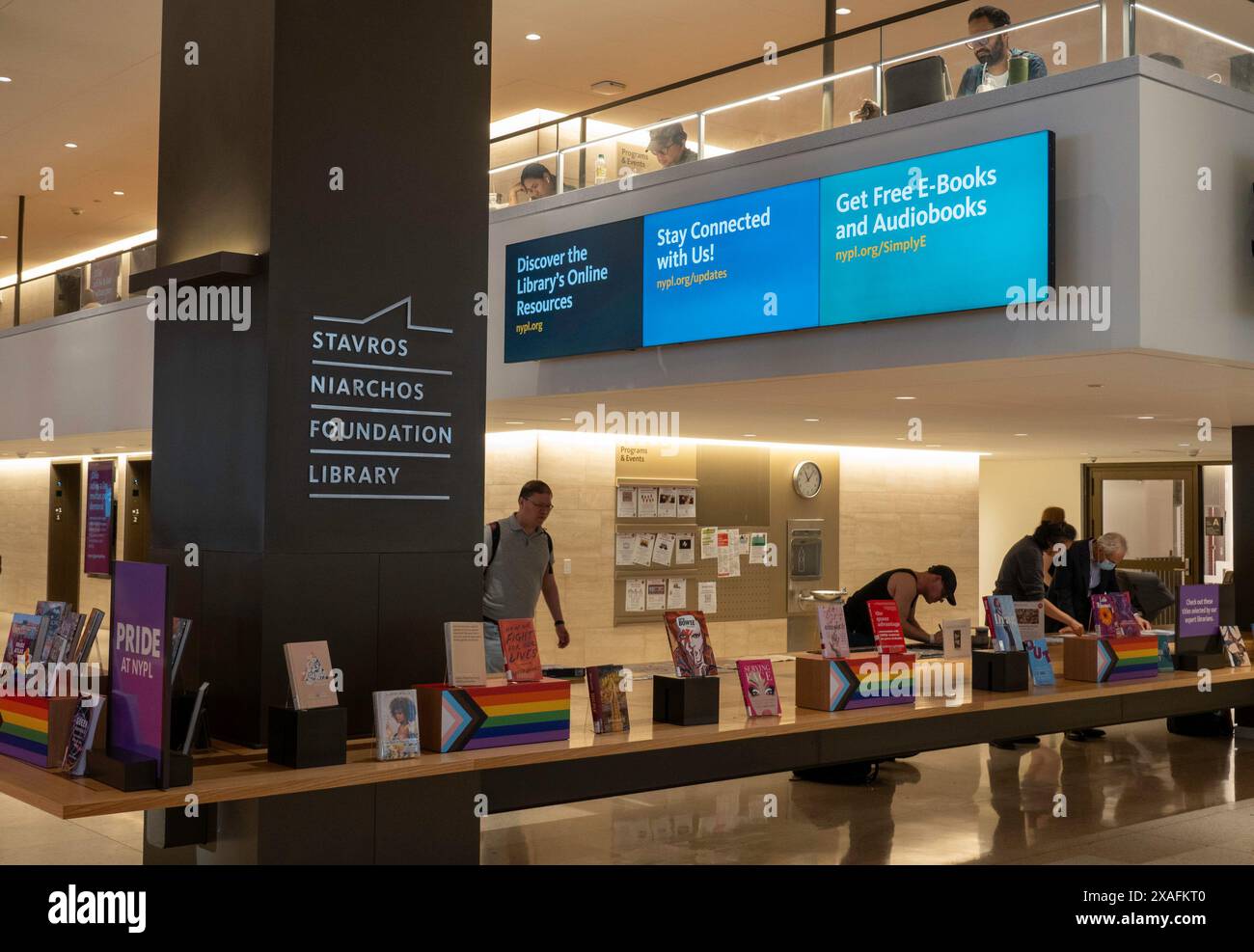 Esposizione di libri presso la Stavros Niarchos Foundation Library (SNFL), al 455 di Fifth Avenue, New York City, USA 2024 Foto Stock