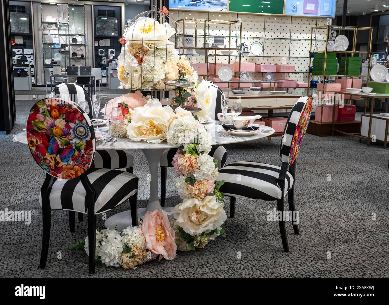Un'esposizione gastronomica nel grande magazzino Macy's Flagship, Herald Square, New York City, USA 2024 Foto Stock