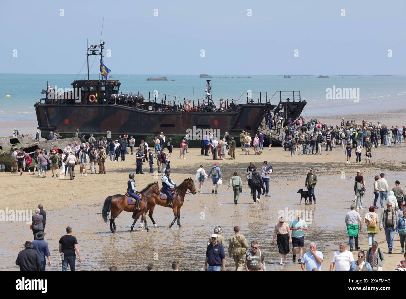 Arromanches, Normandia, Francia. 6 giugno 2024. L'operazione Overlord e il 80° anniversario dello sbarco del D-Day sono celebrati e commemorati nella città costiera di Arromanches, uno dei primi luoghi liberati il 6 giugno 1944. I visitatori affollano le spiagge per sperimentare veicoli d'epoca della seconda guerra mondiale insieme ai servizi e alle moderne esibizioni militari delle forze internazionali. Crediti: Casper Farrell/Alamy News Foto Stock