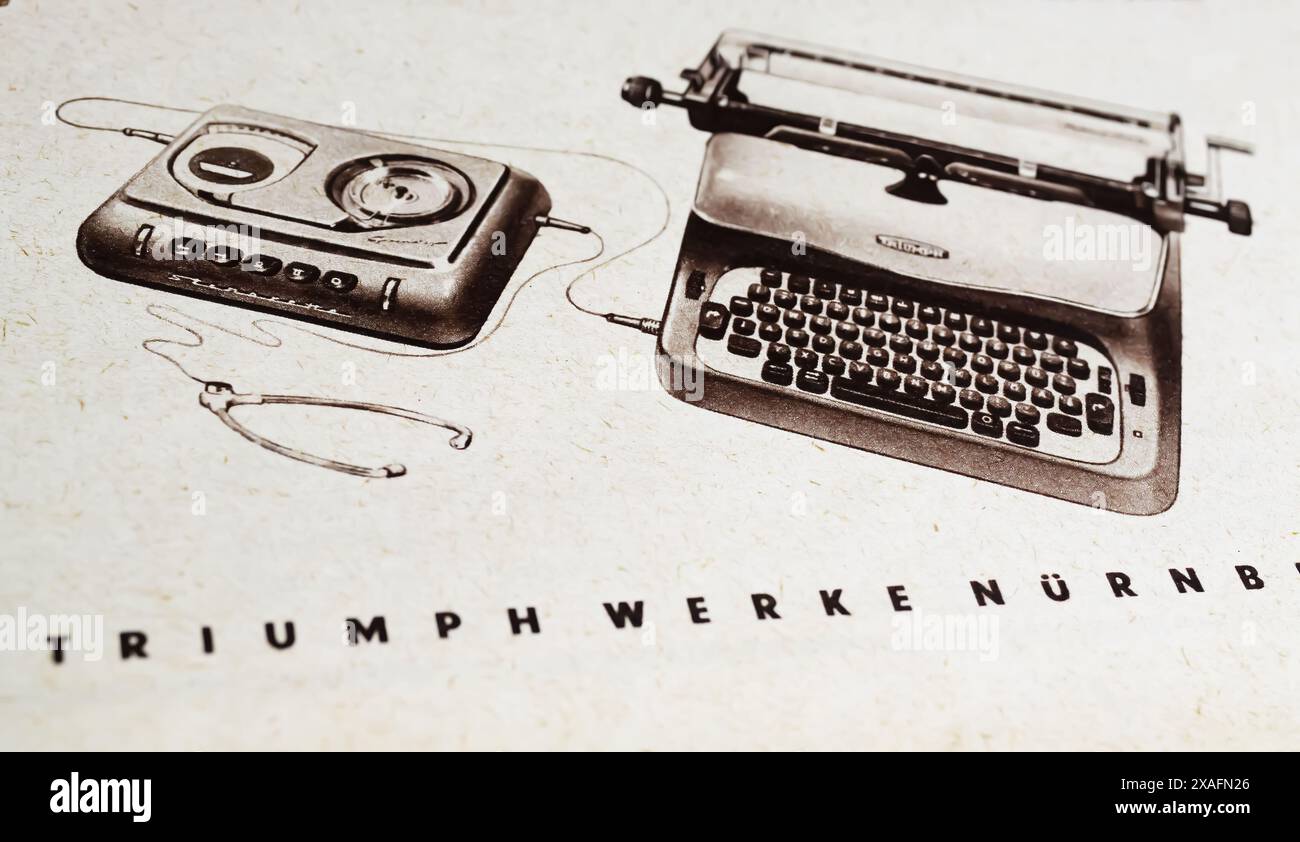 Viersen, Germania - 9 maggio. 2024: Vecchia rivista retrò tedesca Triumph che pubblicizza con macchina da scrivere meccanica e macchina per dettatura del 1957 Foto Stock