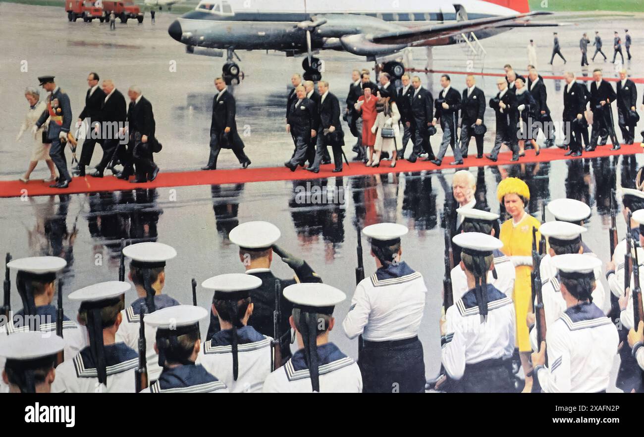 Viersen, Germania - 9 maggio. 2024: Ricevimento di stato con onori militari da parte della Regina del Regno Unito Elisabetta II all'aeroporto di Wahn Foto Stock