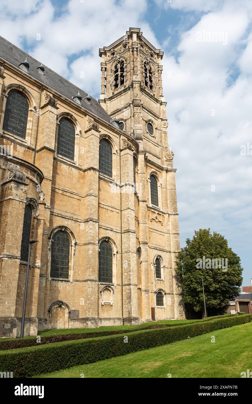 Grimbergen, Brabante fiammingo - Belgio - 09 03 2021 - la chiesa medievale dell'abbazia con i suoi dintorni verdi Foto Stock