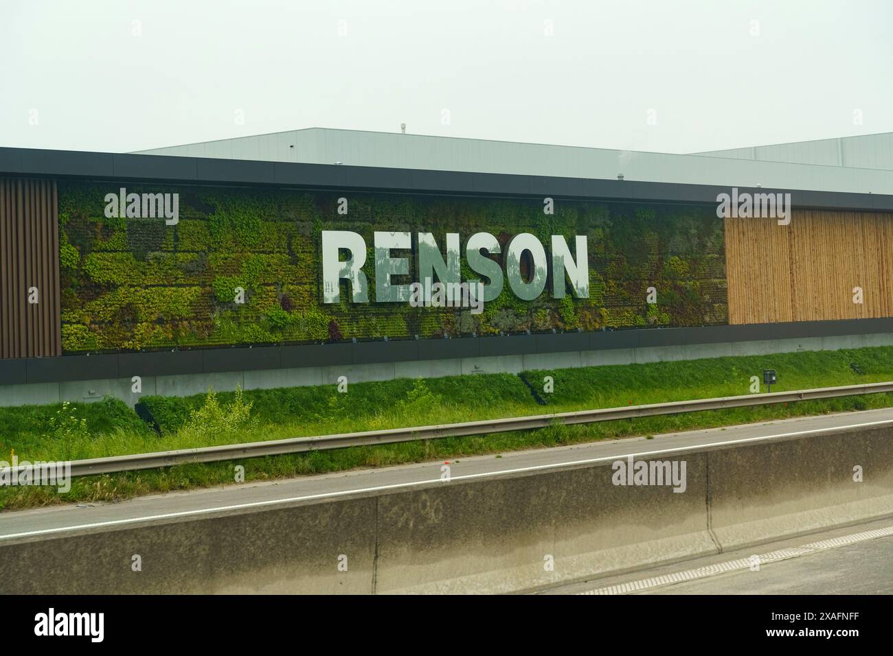 Waregem, Belgio - 22 maggio 2023: Un grande edificio con un muro verde e il logo Renson visibile, situato in Belgio. Foto Stock