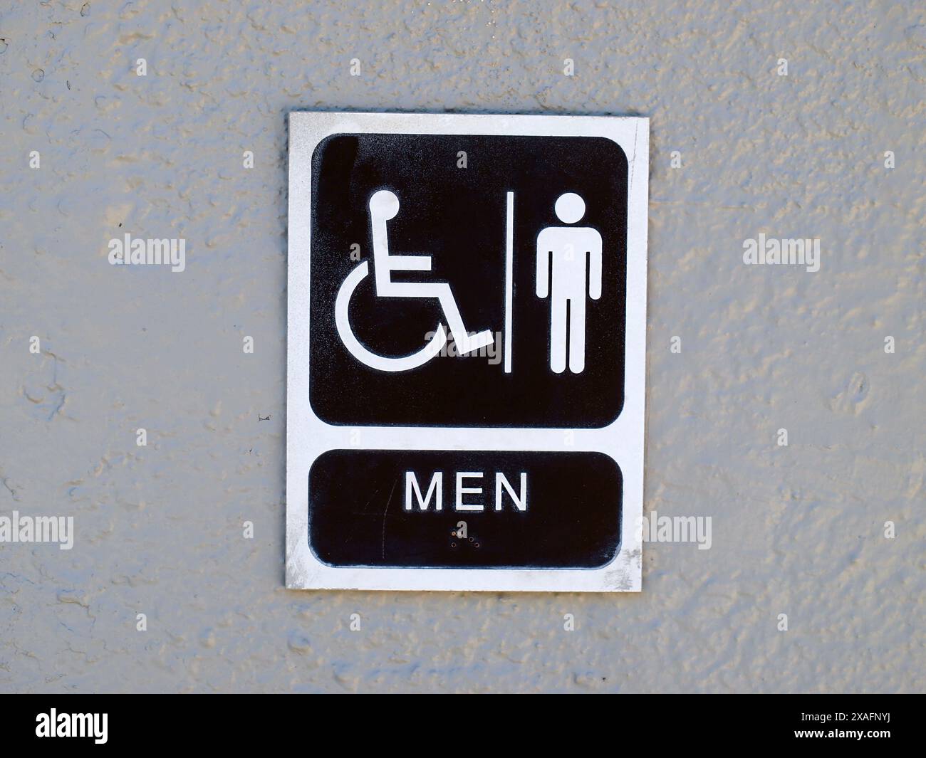 Cartello bagno per uomini e disabili. Icone. Primo piano. Foto Stock