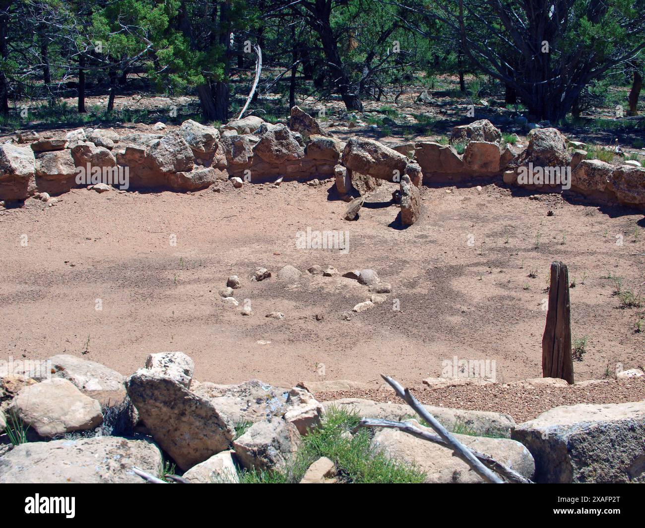 Rovine di Tusayan, Arizona, Stati Uniti - 14 agosto 2010: La grande kiva del villaggio del XII secolo. Solo per uso editoriale. Foto Stock