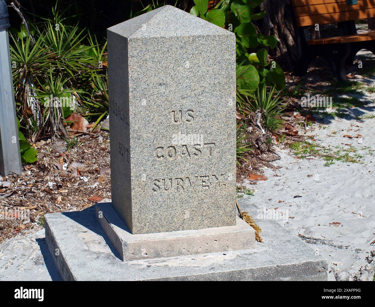Miami, Florida, Stati Uniti - 7 aprile 2024: Colonna che segna l'indagine costiera statunitense del 1856 sull'isola di Key Biscayne. Solo per uso editoriale. Foto Stock