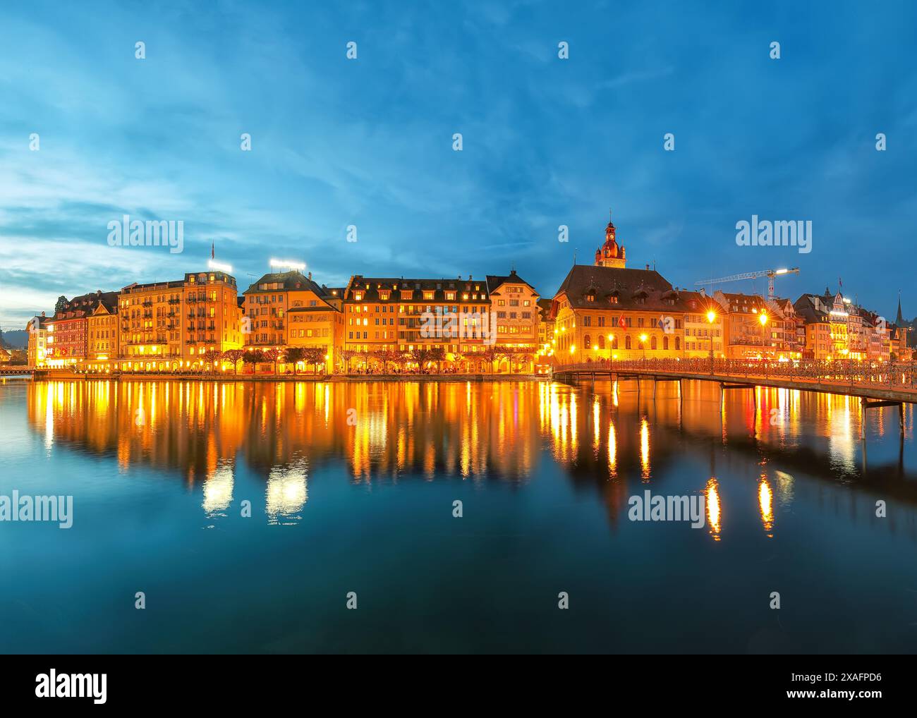 Bellissimo centro storico di Lucerna con edifici famosi durante la notte. Destinazione di viaggio popolare . Ubicazione: Lucerna, Canton Lucerna, SWI Foto Stock