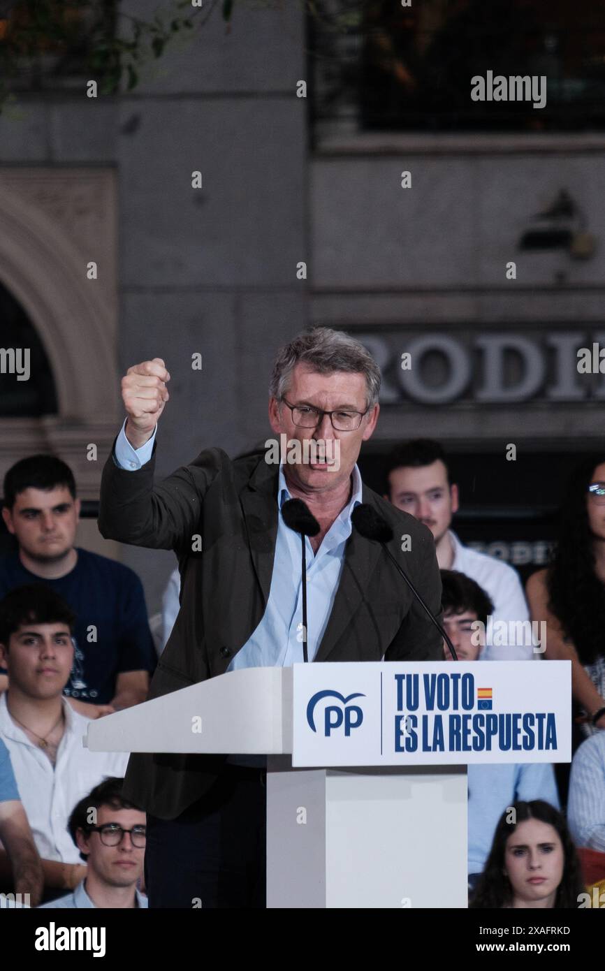 Il presidente del Partito Popolare Alberto Nuñez Feijoo durante un atto di chiusura della campagna elettorale, alle elezioni europee del 9J in Plaza de Callao, in data Foto Stock