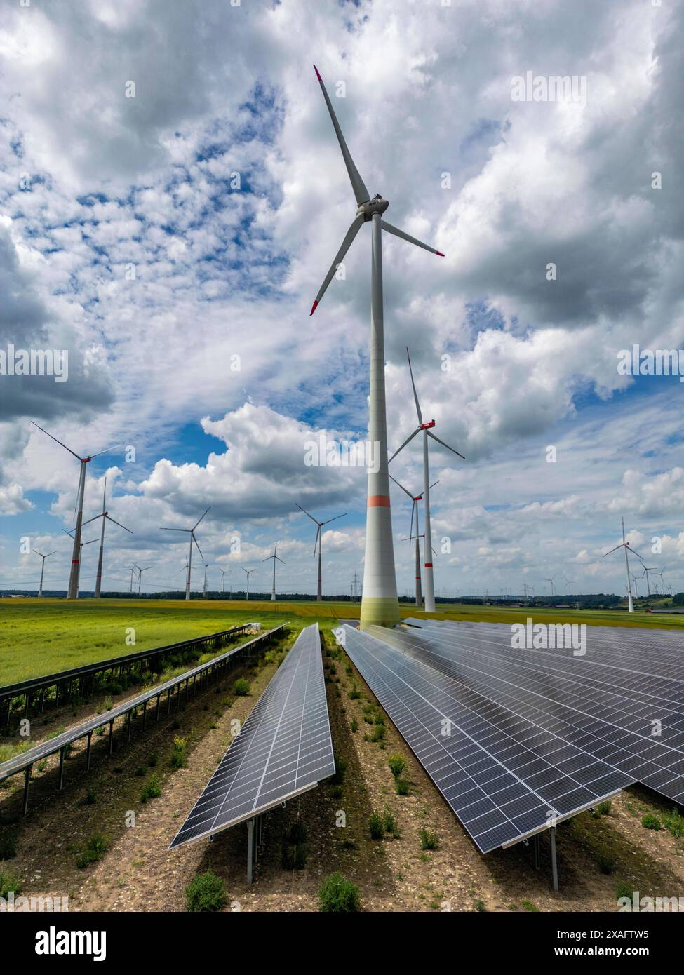 Windpark bei Marsberg, Photovoltaik Anlage, Nutzung von Flächen für Energien rigenerativa, Hochsauerlandkreis, NRW, Deutschland, Windpark PV *** Parcheggio eolico vicino a Marsberg, impianto fotovoltaico, uso di terreni per energie rinnovabili, Hochsauerlandkreis, NRW, Germania, parco eolico PV Foto Stock