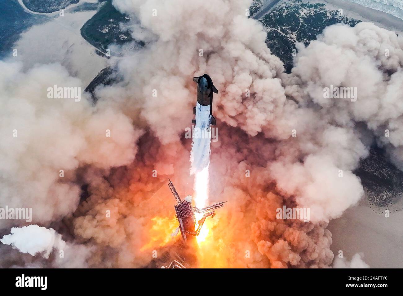 SpaceX lancia il suo quarto test di volo della Starship dal Launch Complex 1 alla Starbase di Boca Chica, Texas, giovedì 6 giugno 2024. Il booster Super Heavy si è staccato con successo e ha completato un'ascesa a lunga durata prima di eseguire un'altra separazione riuscita della fase calda, completando la sua manovra di ribaltamento, bruciando il boost e terminando con un morbido spruzzo nel Golfo del Messico. Starship ha effettuato un rientro controllato, superando le fasi di riscaldamento di picco e pressione aerodinamica massima e dimostrando la capacità di controllare il veicolo utilizzando i suoi deflettori durante la discesa Foto Stock