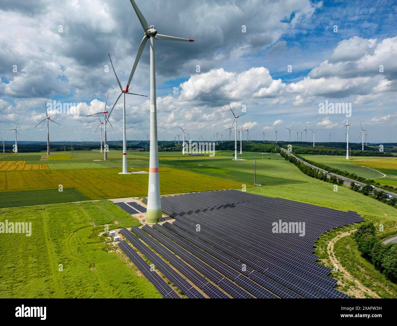 Windpark bei Marsberg, Photovoltaik Anlage, Nutzung von Flächen für Energien rigenerativa, Hochsauerlandkreis, NRW, Deutschland, Windpark PV *** Parcheggio eolico vicino a Marsberg, impianto fotovoltaico, uso di terreni per energie rinnovabili, Hochsauerlandkreis, NRW, Germania, parco eolico PV Foto Stock