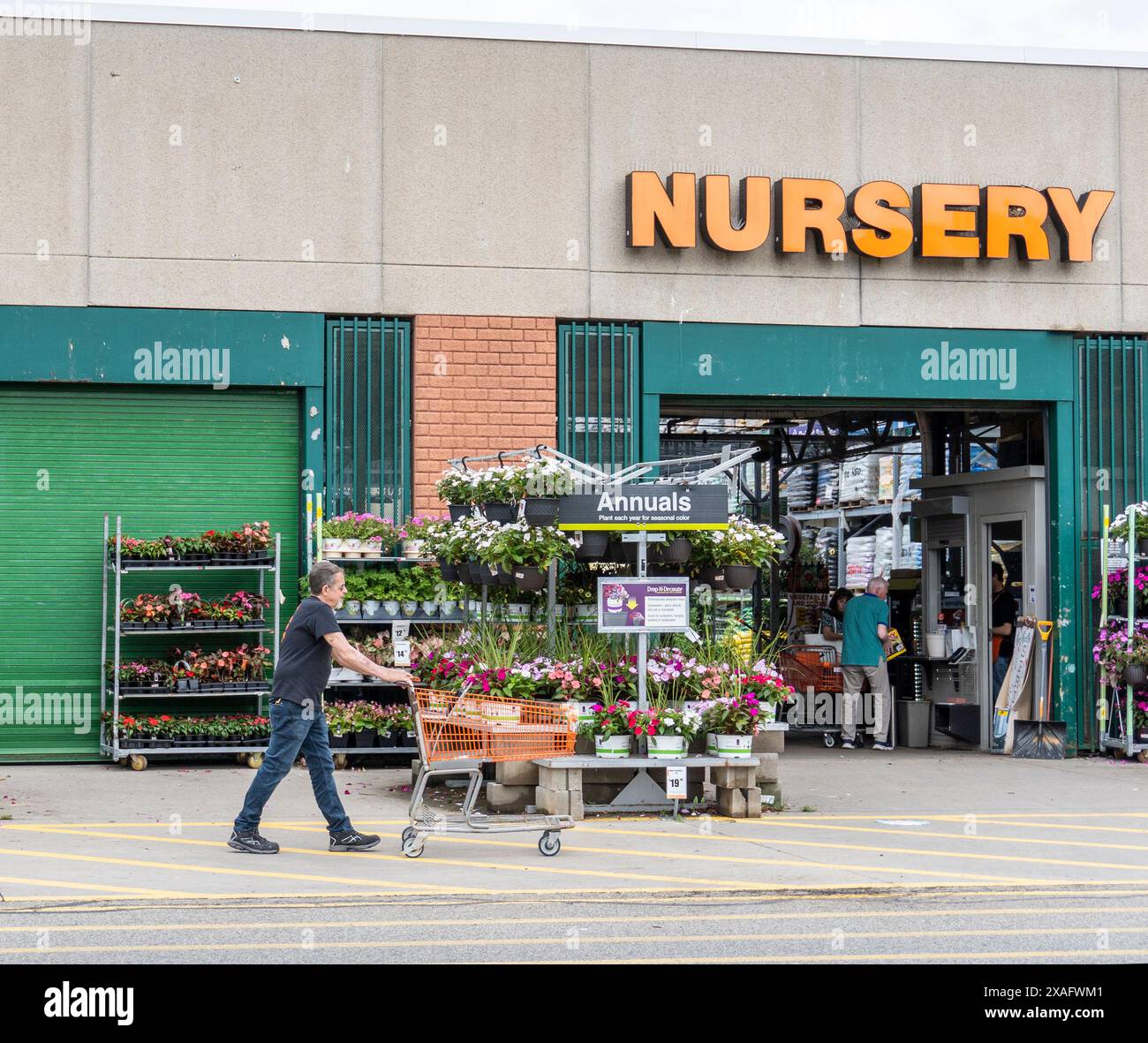 Clienti che entrano nel giardino presso un Home Depot Foto Stock