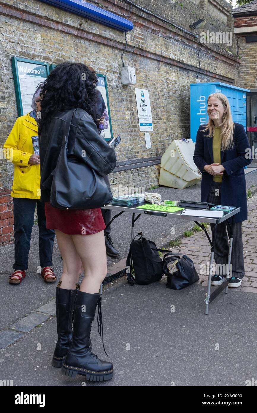 Brighton, Regno Unito. 5 giugno 2024. Sian Berry (r), candidata parlamentare verde per il Padiglione di Brighton, si unisce ai volontari per sostenere la sua campagna elettorale generale fuori dalla stazione ferroviaria di Preston Park. L'ex co-leader del Partito Verde spera di essere eletta in sostituzione di Caroline Lucas, che si è ora dimessa, alle elezioni generali del 4 luglio. Il Partito Verde ha ospitato il Padiglione di Brighton dal 2010. Crediti: Mark Kerrison/Alamy Live News Foto Stock