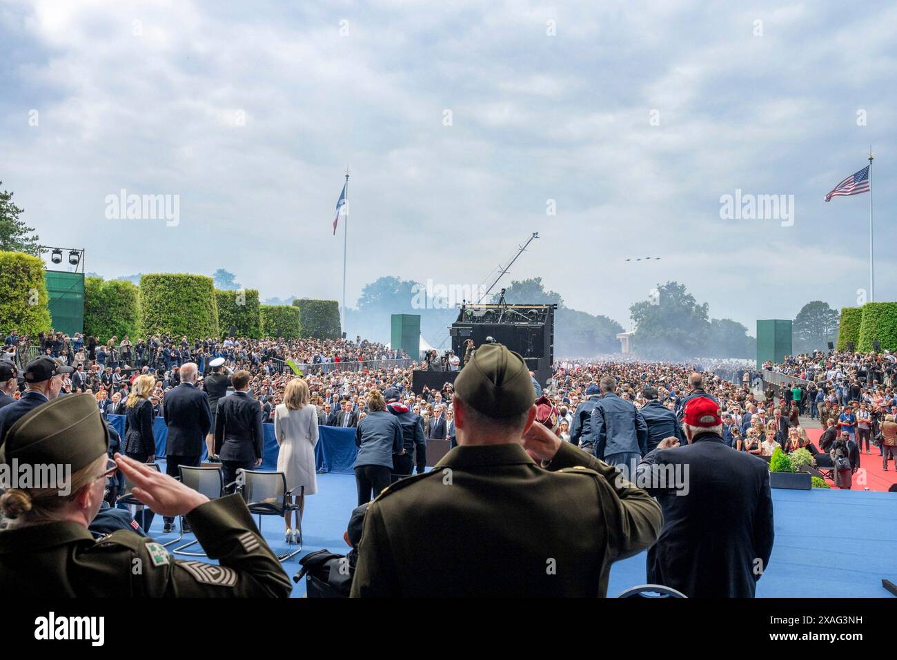 Colleville-sur-Mer, Francia. 6 giugno 2024. Da sinistra a destra: U. S First Lady Jill Biden, U. Il Presidente Joe Biden, il Presidente francese Emmanuel Macron e la First Lady of France Brigitte Macron assistono al sorvolo dell'aereo durante il 80° anniversario dell'evento del D-Day al Cimitero americano di Normandia, 6 giugno 2024, a Colleville-sur-Mer, Francia. Crediti: Adam Schultz/White House Photo/Alamy Live News Foto Stock