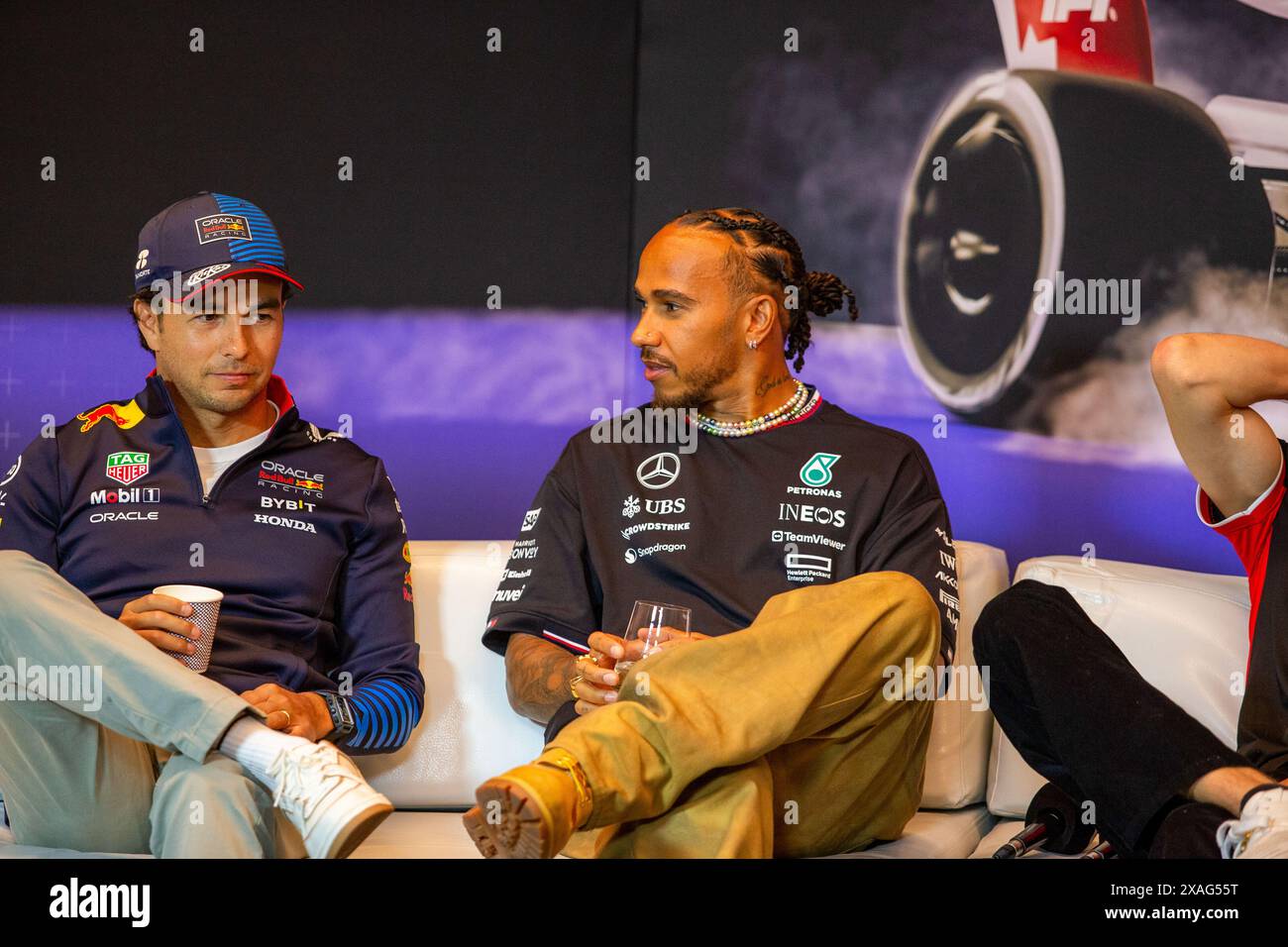 Sergio Perez (mex) - Oracle Red Bull Racing - Red Bull RB20 - Honda RBPT e Lewis Hamilton (GBR) - Mercedes-AMG PETRONAS F1 Team - Mercedes W15 - Mercedes e Performance durante la conferenza stampa piloti Formula 1 AWS Grand Prix du Canada 2024, Montreal, Quebec, Canada, dal 6 al 9 giugno - Rounfd 9 di 24 del Campionato del mondo di F1 2024 Foto Stock