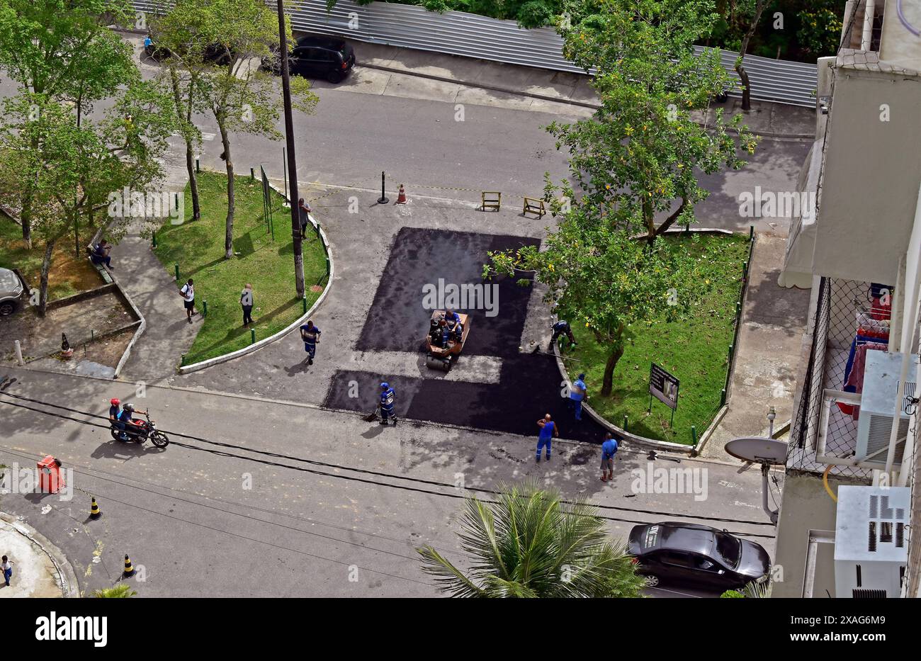 RIO DE JANEIRO, BRASILE - 12 APRILE 2023: Lavoratori che effettuano riparazioni sull'asfalto per strada Foto Stock