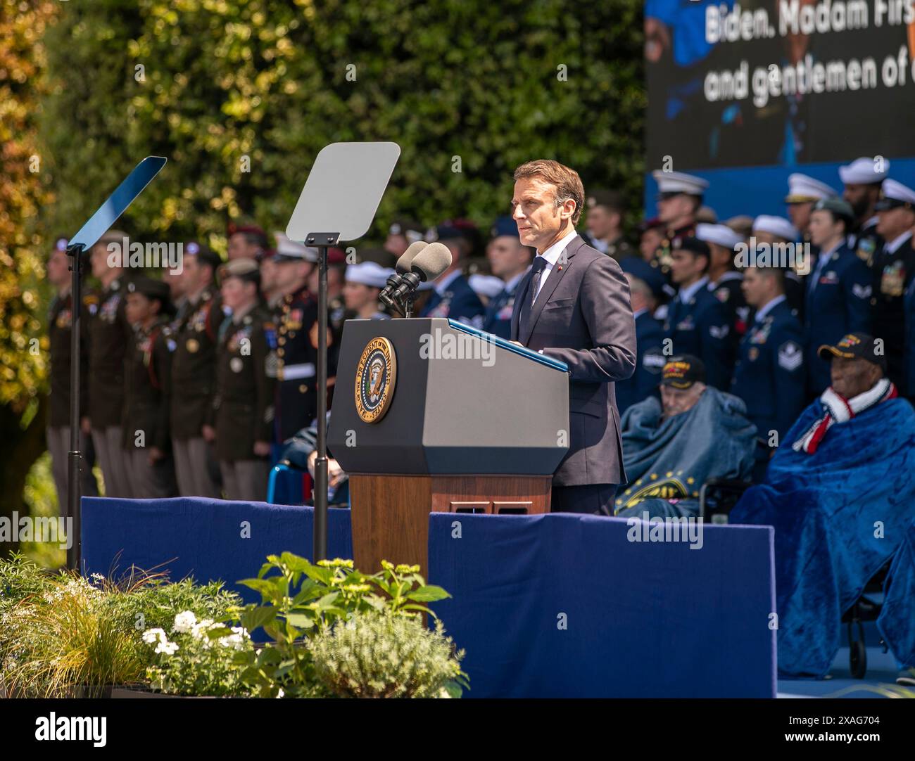 Colleville-sur-Mer, Francia. 6 giugno 2024. Il presidente francese Emmanuel Macron pronuncia le sue osservazioni durante il 80° anniversario del D-Day della seconda guerra mondiale al cimitero americano di Normandia, il 6 giugno 2024, a Colleville-sur-Mer, in Francia. Credito: 1° tenente Katherine Sibilla/US Army Photo/Alamy Live News Foto Stock