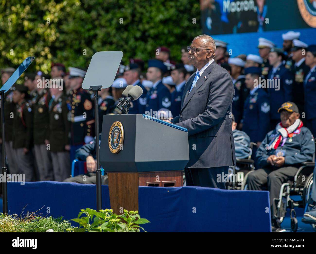 Colleville-sur-Mer, Francia. 6 giugno 2024. U. Il segretario alla difesa Lloyd Austin pronuncia le sue osservazioni durante il 80° anniversario del D-Day della seconda guerra mondiale al cimitero americano di Normandia, il 6 giugno 2024, a Colleville-sur-Mer, in Francia. Credito: 1° tenente Katherine Sibilla/US Army Photo/Alamy Live News Foto Stock