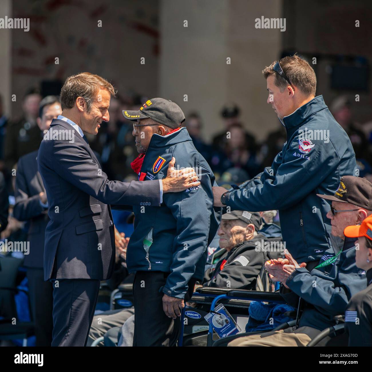 Colleville-sur-Mer, Francia. 6 giugno 2024. Il presidente francese Emmanuel Macron, a sinistra, presenta la Legion d'Onore francese a Richard Stewart, veterano della seconda guerra mondiale durante il 80° anniversario del D-Day al Normandy American Cemetery, 6 giugno 2024, a Colleville-sur-Mer, in Francia. Credito: 1° tenente Katherine Sibilla/US Army Photo/Alamy Live News Foto Stock