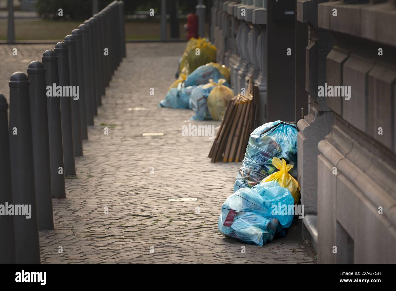 Una collezione di borse per la spazzatura allineate su una strada di Liegi, Belgio, in attesa di essere raccolte. Questa immagine riflette il sistema di gestione dei rifiuti urbani in pla Foto Stock
