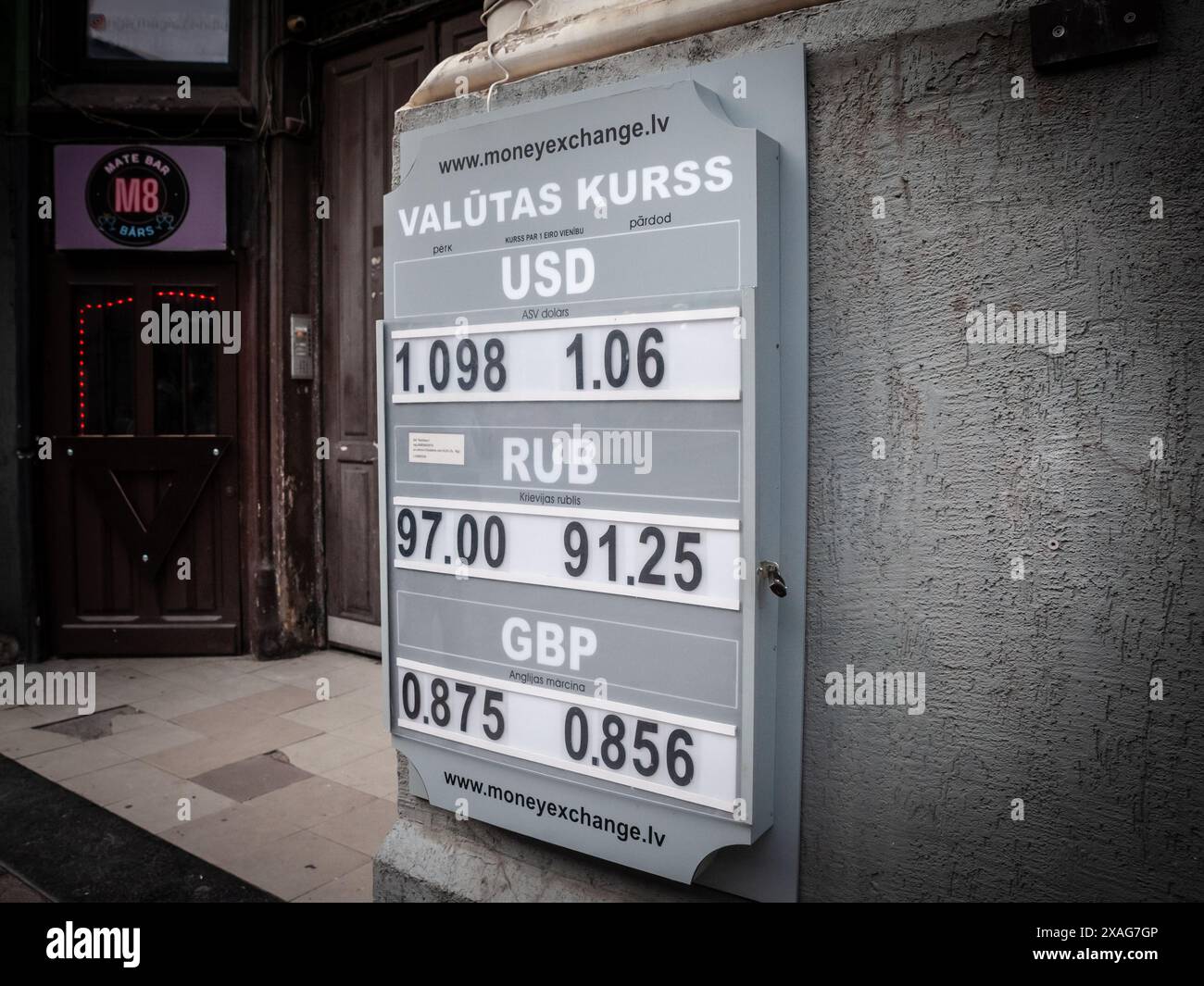 Immagine del comitato dei tassi di cambio di un ufficio di cambio lettone con i tassi da Euro a Dollaro americano, Sterlina britannica e Rubble russa a riga, lettonia Foto Stock