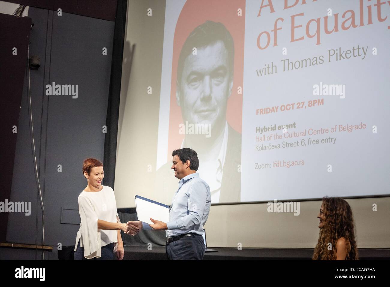 Foto di un ritratto di Thomas Piketty che incontra gente a belgrado, Serbia. Thomas Piketty è un economista francese, professore di economia presso il TH Foto Stock