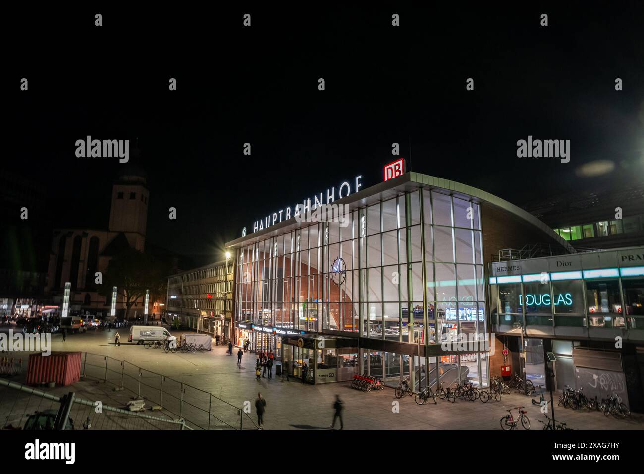 Foto dell'ingresso principale di Koln Hbf con gente che scorre a Colonia, in Germania. Köln Hauptbahnhof o stazione centrale di Colonia è una stazione ferroviaria di Co Foto Stock