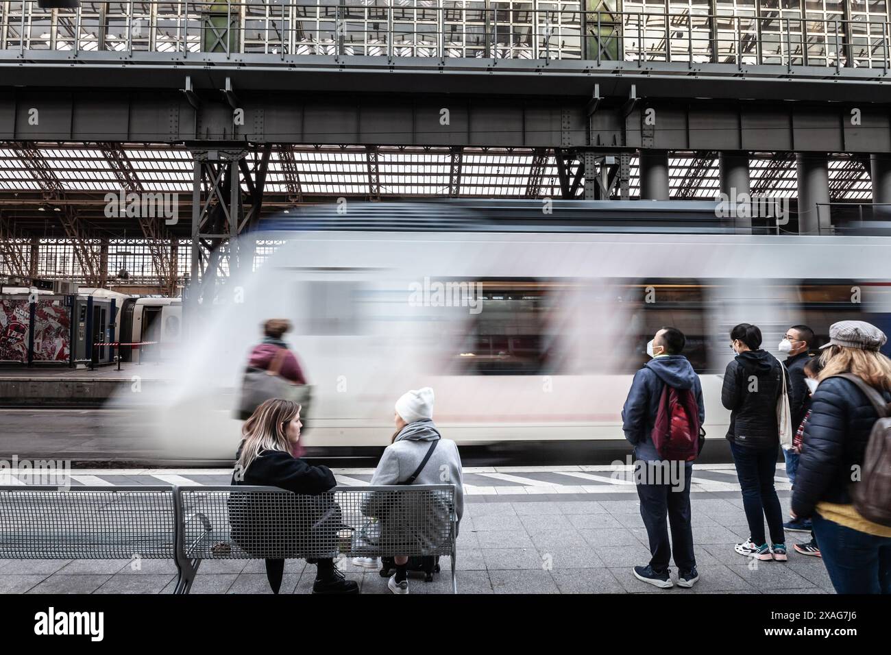 Un'immagine dinamica che cattura il movimento di un treno suburbano della S-Bahn che entra nella stazione centrale di Colonia (Koln HBF) in Germania. La scena evidenzia la e. Foto Stock