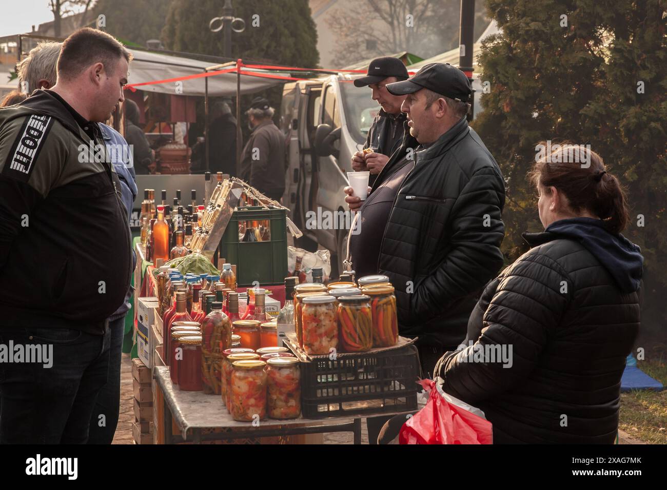 Immagine di un uomo che vende vasi di zimnica al mercato di kacarevo in Serbia. "Zimnica" è un termine della cucina serba che si riferisce agli alimenti conservati preparati in Foto Stock
