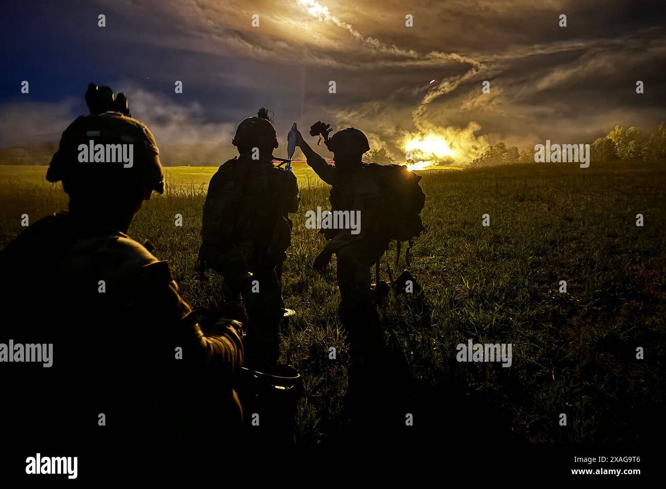 Fort Barfoot, Virginia, Stati Uniti. 16 maggio 2024. Soldati statunitensi con Charlie Company, 1st Battalion, 111th Infantry Regiment, 56th Stryker Brigade Combat Team si addestrano con sistemi di mortai M224 60 mm durante un'esercitazione a Fort Barfoot, Virginia, 16 maggio 2024. I soldati con il 111th IN, comunemente noti come Ben Franklin's Associators praticano abitualmente con i loro sistemi d'arma assegnati per essere preparati a difendere se stessi e i loro compagni di soldati in combattimento effettivo. (Immagine di credito: © Stephen Scharf/U.S. Army/ZUMA Press Wire) SOLO PER USO EDITORIALE! Non per USO commerciale! Foto Stock