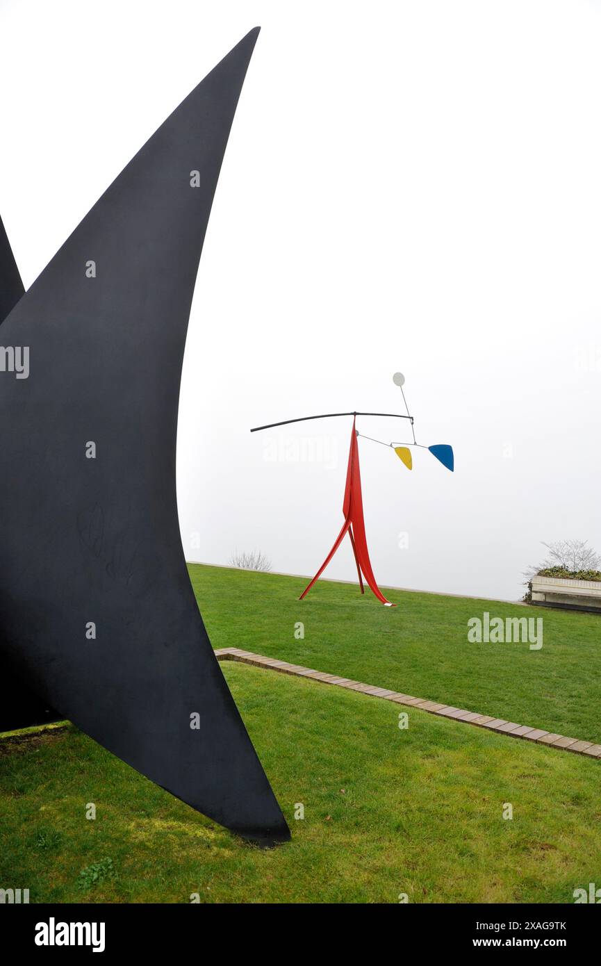 Sculture mobili di Calder in giardino al Museo Lousiana vicino a Copenaghen, Danimarca. Foto Stock
