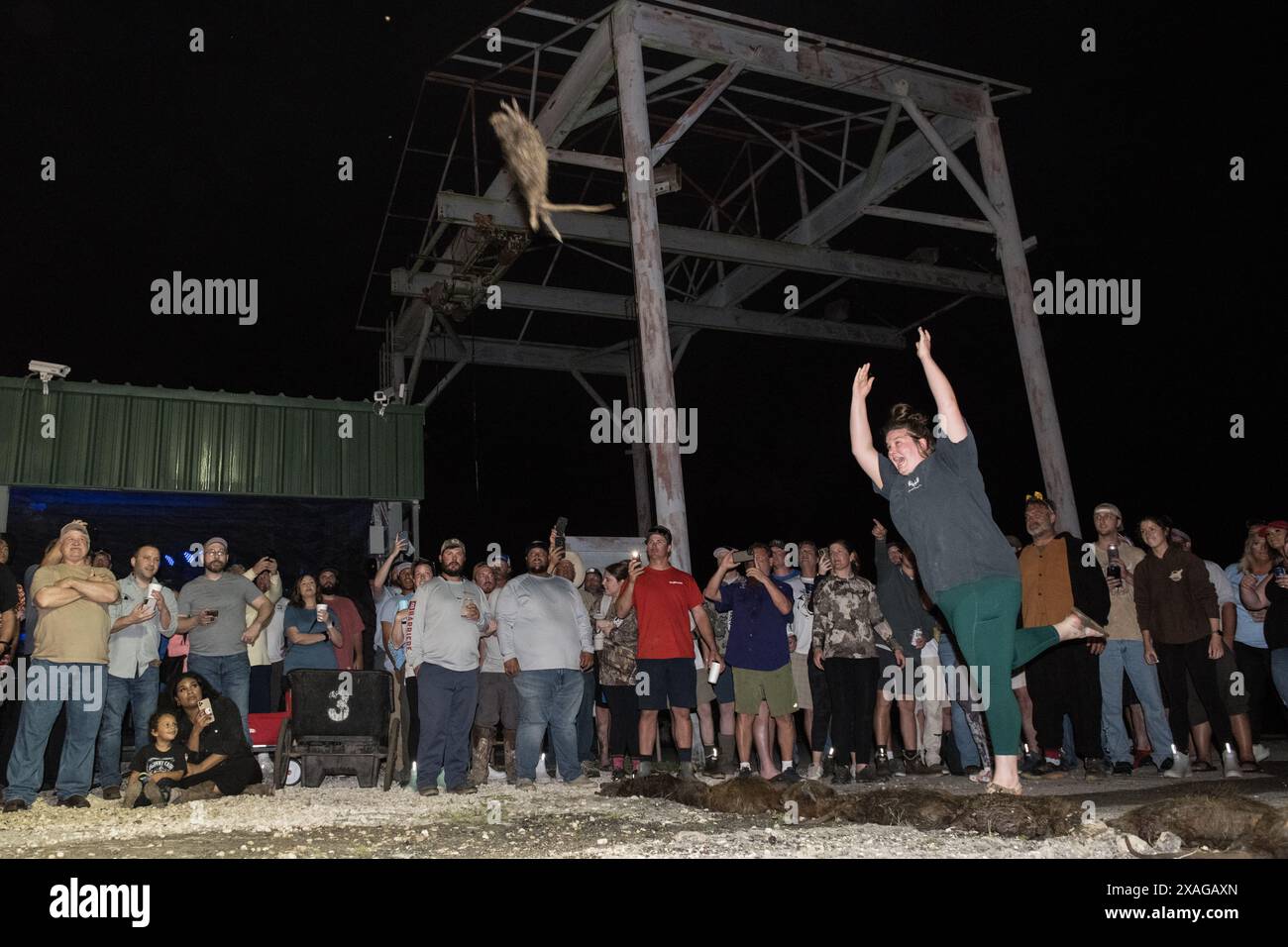 Il partecipante lancia una nutria morta nel concorso "nutria lancio" all'annuale nutria Rodeo in Louisiana, che promuove la caccia al roditore invasivo. Foto Stock