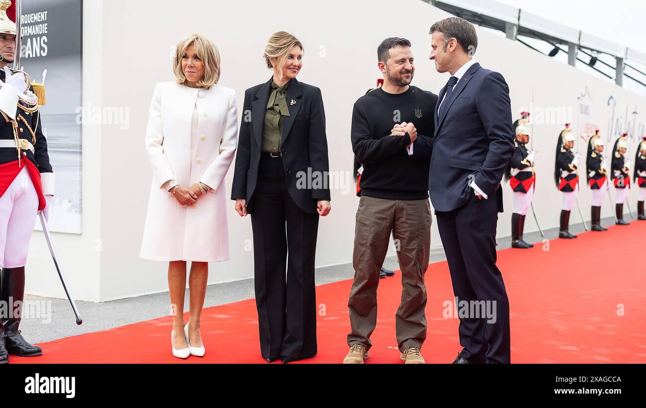 La moglie del presidente francese Brigitte Macron (L) e il presidente francese Emmanuel Macron (R) salutano il presidente ucraino Volodymyr Zelensky (2ndR) e sua moglie Olena Zelenska al loro arrivo per partecipare alla cerimonia commemorativa internazionale a Omaha Beach in occasione del 80° anniversario dello sbarco alleato dello "D-Day" della seconda guerra mondiale in Normandia, a Saint-Laurent-sur-Mer, nel nord-ovest della Francia, giovedì 6 giugno 2024. Le cerimonie del D-Day del 6 giugno di quest'anno celebrano il 80° anniversario dal lancio dell'operazione Overlord, una vasta operazione militare delle forze alleate in Normandia, che ha cambiato la sorte Foto Stock