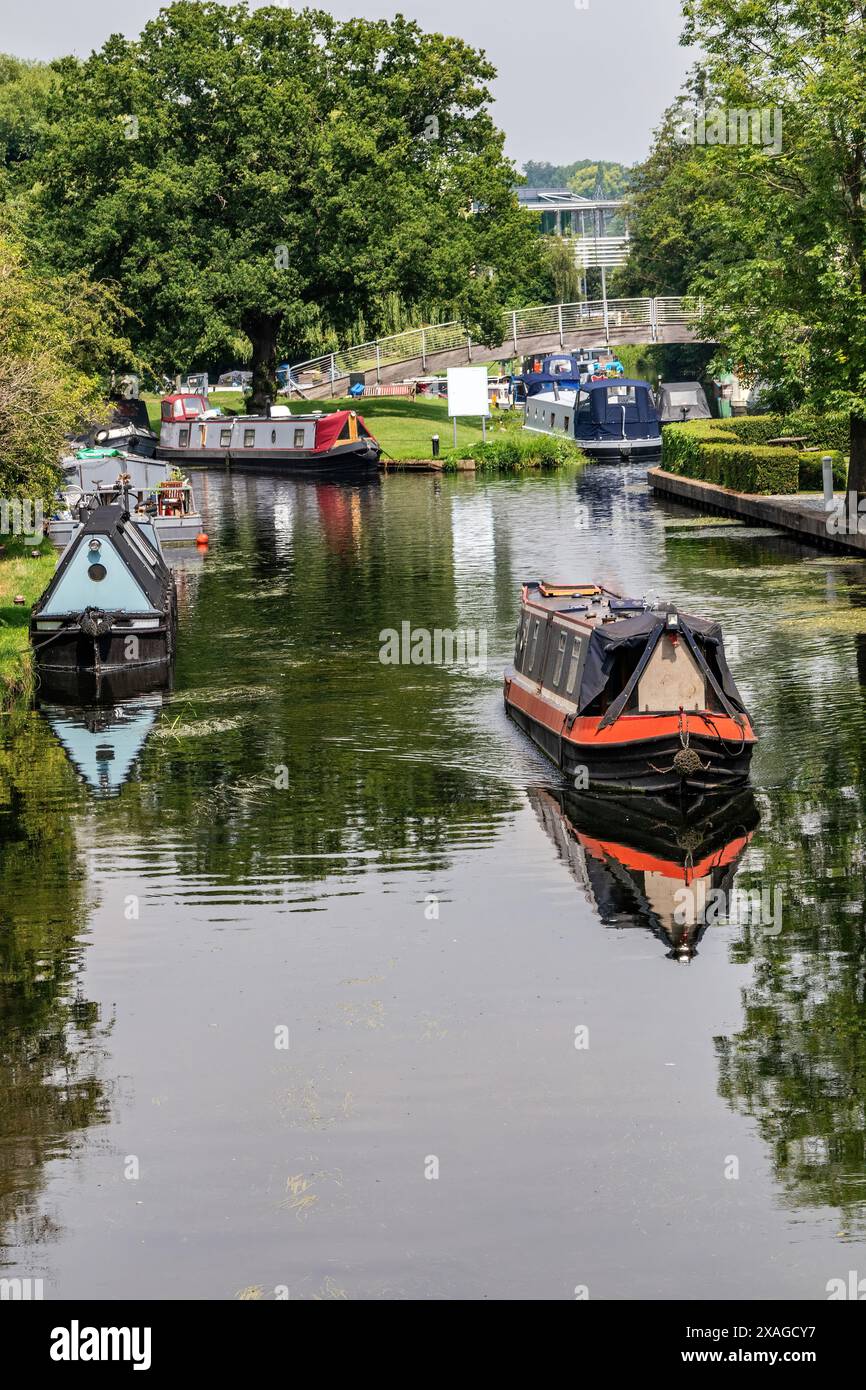 Barche strette sul Grand Union Canal. Uxbridge, Londra, Inghilterra, Regno Unito Foto Stock