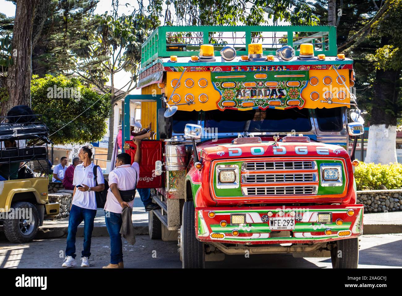 AGUADAS, COLOMBIA - 15 GENNAIO 2024: Autobus rurale colombiano tradizionale, chiamato chiva, parcheggiato nella piazza centrale della città storica di Agu Foto Stock