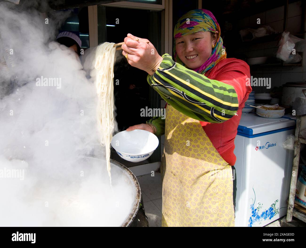 La cottura del Lanzhou tirata a mano tagliatelle in Cina. Foto Stock