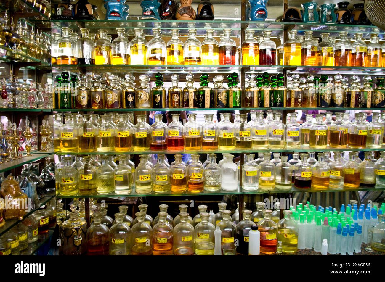 Profumi per la vendita nel vivace bazar di Khan El Khalili al Cairo, in Egitto. Foto Stock