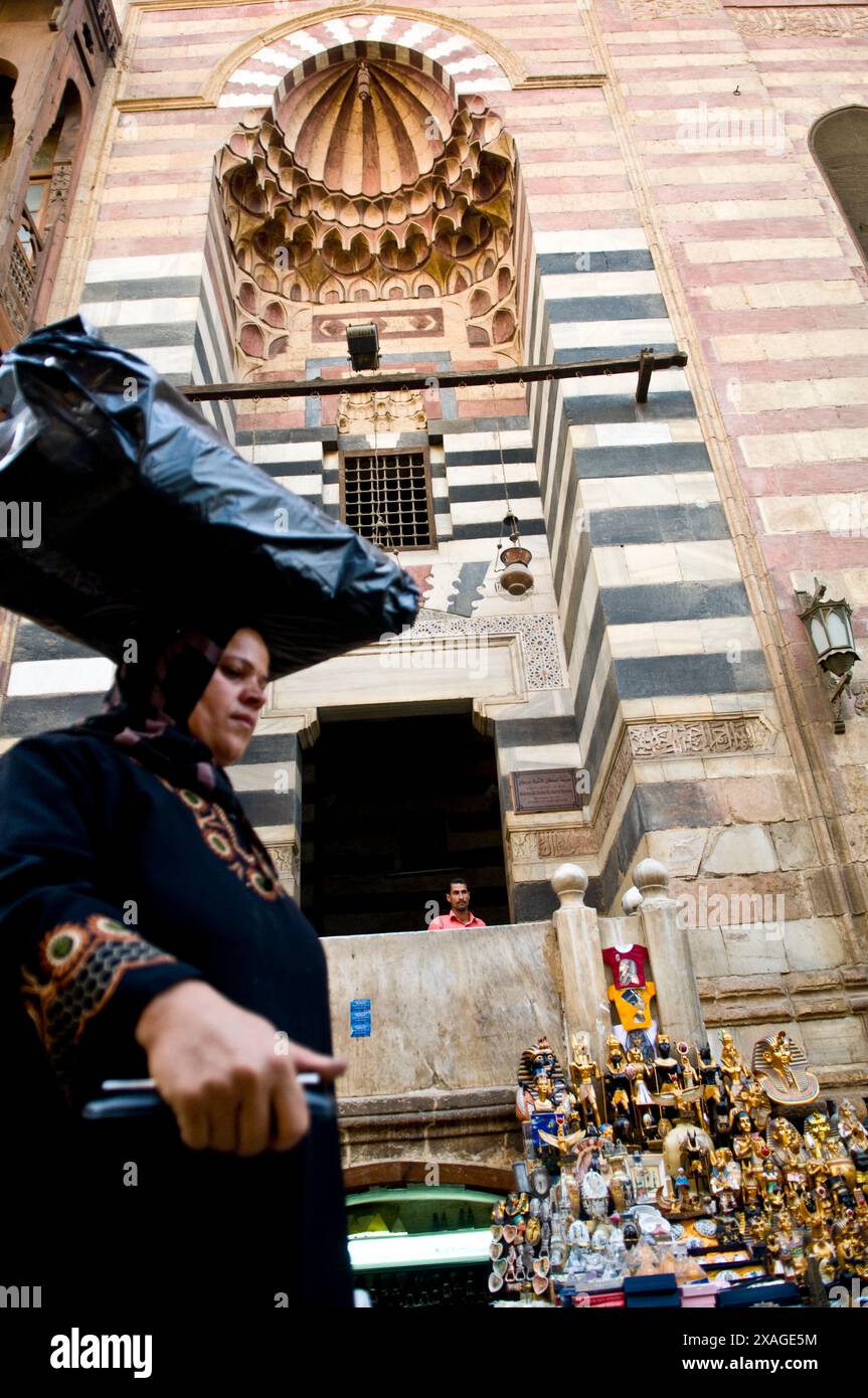 Il vecchio mercato di strette strade di Khan El Khalili al Cairo, in Egitto. Foto Stock