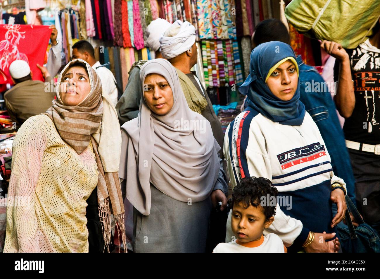 Donne che fanno shopping nei vecchi bazar del Cairo, in Egitto. Foto Stock