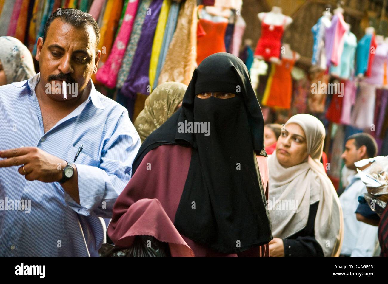 Il vecchio mercato di strette strade di Khan El Khalili al Cairo, in Egitto. Foto Stock