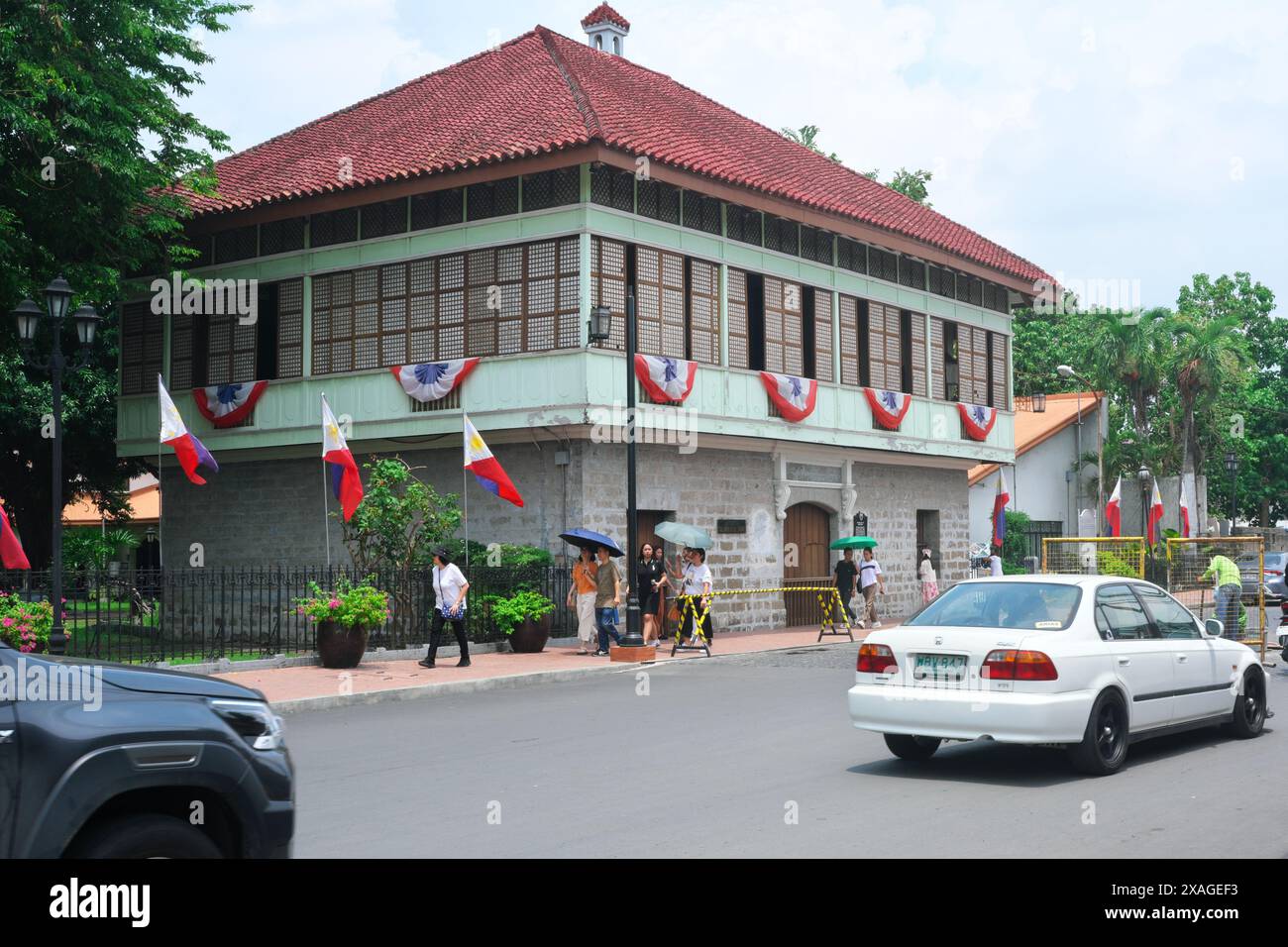 Calamba City, Laguna, Filippine - 5 giugno 2024: La casa Jose Rizal trasformata in santuario museale a Calamba adornata con bandiera filippina. Foto Stock