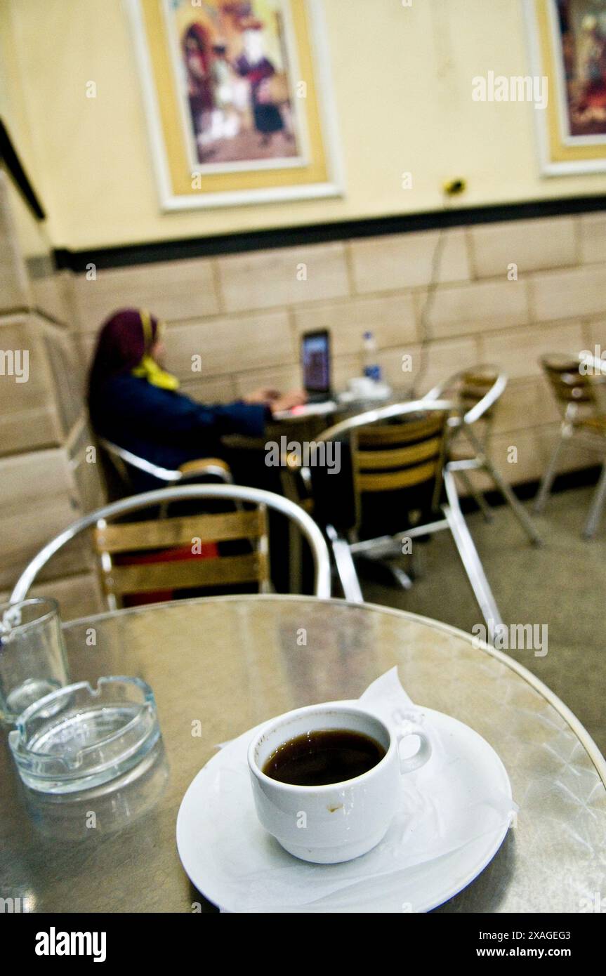 Una giovane donna egiziana che lavora al suo computer alla stazione ferroviaria del Cairo. Foto Stock